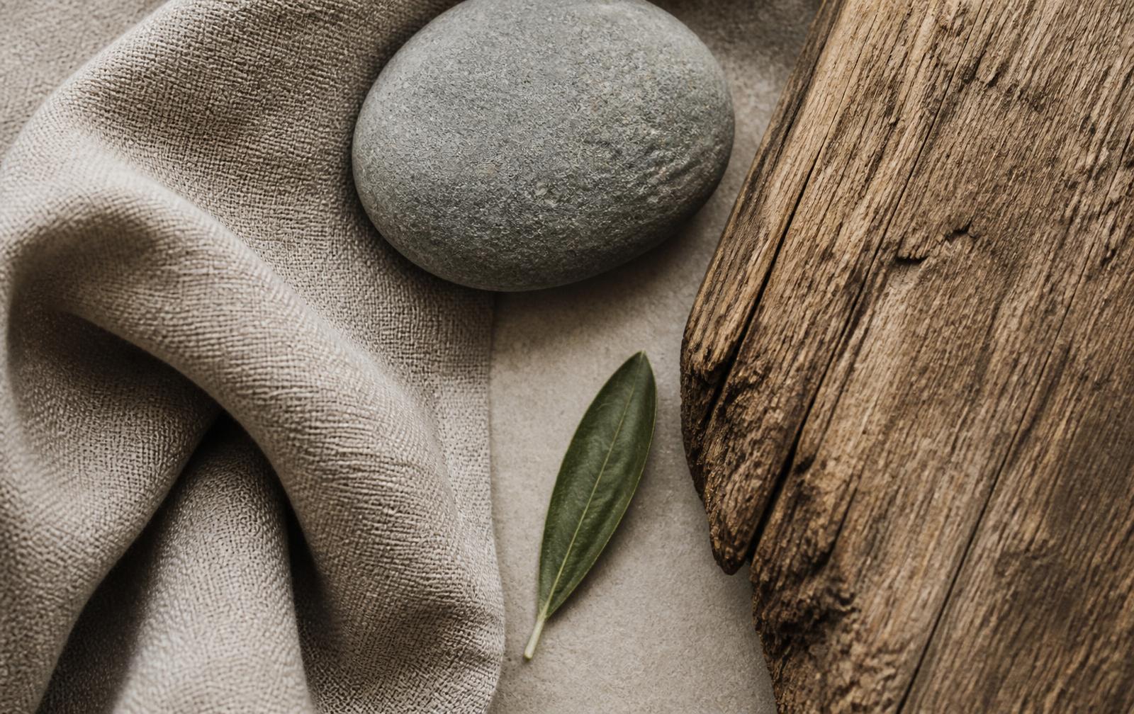 Texturas naturais: linho, pedra e madeira